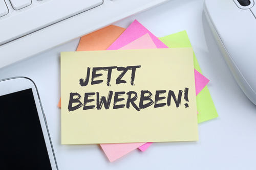 Bunte Notizzettel mit Text „Jetzt bewerben“