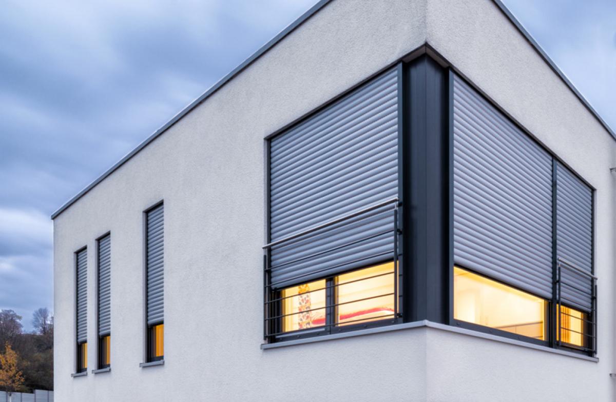 Haus mit Roma-Rollläden